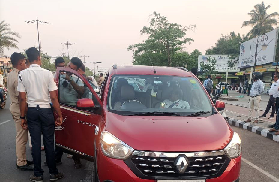 On 23.04.24, 39 offenders booked -21 four-wheelers were booked by traffic PS 1 and 18 by traffic PS 2 under the supervision of Sri PK Rout DCP Traffic along with Sri Jayant Kumar Dora ACP Traffic and fined Rs 2,05,000 for illegal films on vehicle glasses. Let’s keep our roads safe and crime-free!