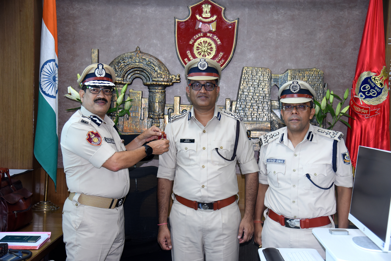 On 06.04.2024, New Deputy Commissioner of Police Cuttack UPD – Shri Prakash R, IPS , DIG of Police took charge. A warm welcome was given in the presence of Shri Sanjeeb Panda, IPS, Commissioner of Police BBSR-CTC & Shri Awinash Kumar, IPS,  Addl. CP. Ready to lead with dedication and integrity, ensuring safety and harmony for all.