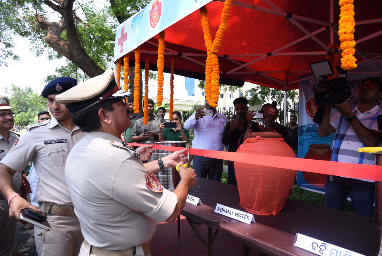Keeping the citizens hydrated! On 02.05.2024 Commissionerate of Police joined hands with IRCS, Bhubaneswar, to set up ‘Jal Chhatra’, providing much-needed relief to citizens braving the scorching heat with buttermilk, ORS and water. Commissioner of Police, Sri Sanjeeb Panda, IPS and DCP BBSR, Sri Prateek Singh, IPS distributed Buttermilk to the citizens.