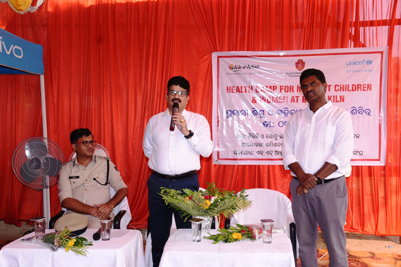 A collaborative effort between Commissionerate Police, UNICEF, and Aide et Action brought healthcare closer to home at the Siridi & Sonu brick kiln on 03.05.2024. With the gracious presence of Shri Sanjeeb Panda, IPS Commissioner of Police, Sri R. Prakash, IPS IGP-cum-DCP Cuttack and Mr. Umi Daniels, Director of Aide et Action and other senior police personnel, 150 women and children received free check-ups and medicines.