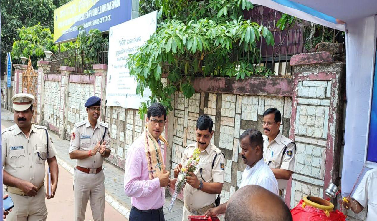 To beat the intense heat wave, A Jala Chhatra was opened near the DCP  Office Vani Vihar, Bhubaneswar on 27.04.2024 to provide safe drinking water this was inaugurated by Sri. Prateek Geeta Singh, IPS DCP BBSR in the presence of senior police officers and distributed panna to the public.