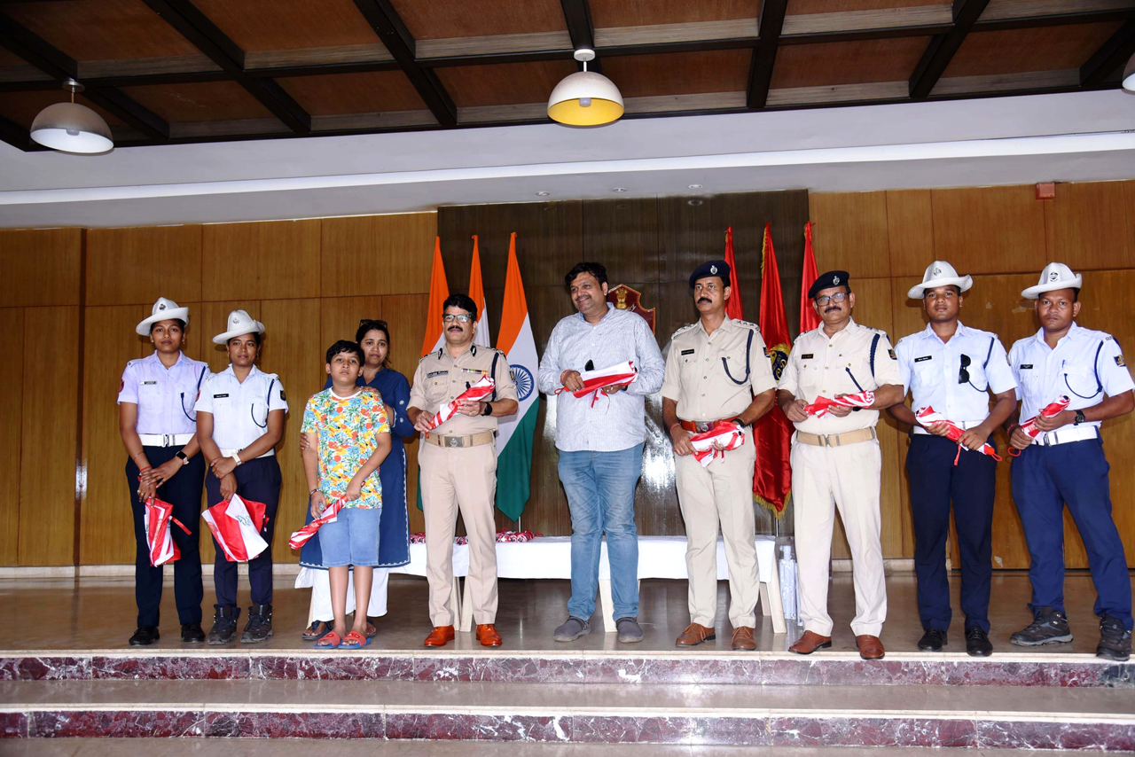 Keeping our city’s guardians cool and covered in this sweltering heat! Sajan Kumar Agarwal, MD of Ever Green Tea, along with Pravin Agarwal and Neha Agarwal, extend a gesture of gratitude by donating umbrellas to the traffic police personnel in the presence of Commissioner of Police, Sri Sanjeeb Panda and DCP Traffic, Sri P.K Rout on 06.05.2024.