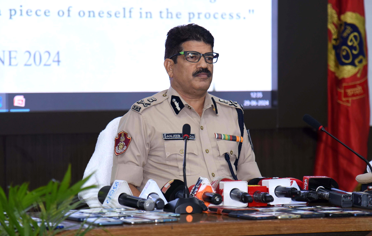 Commissioner of Police Sri Sanjeeb Panda & DCP Bhubaneswar Prateek Singh conducted a Property Return Mela on 29th June 2024 at Police Seva Bhawan, Bhubaneswar, returning 143 cell phones, 30 gold chains, a truck, two motorbikes, a scooty, and a laptop to their rightful relieved owners.