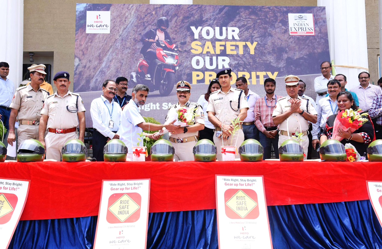 On 26.06.2024 the Commissionerate Police Bhubaneswar-Cuttack, DCP Bhubaneswar, and DCP Traffic, in collaboration with The New Indian Express and Hero Motocorp distributed 100 helmets and T-shirts to spread awareness. Let’s make our roads safer together!
