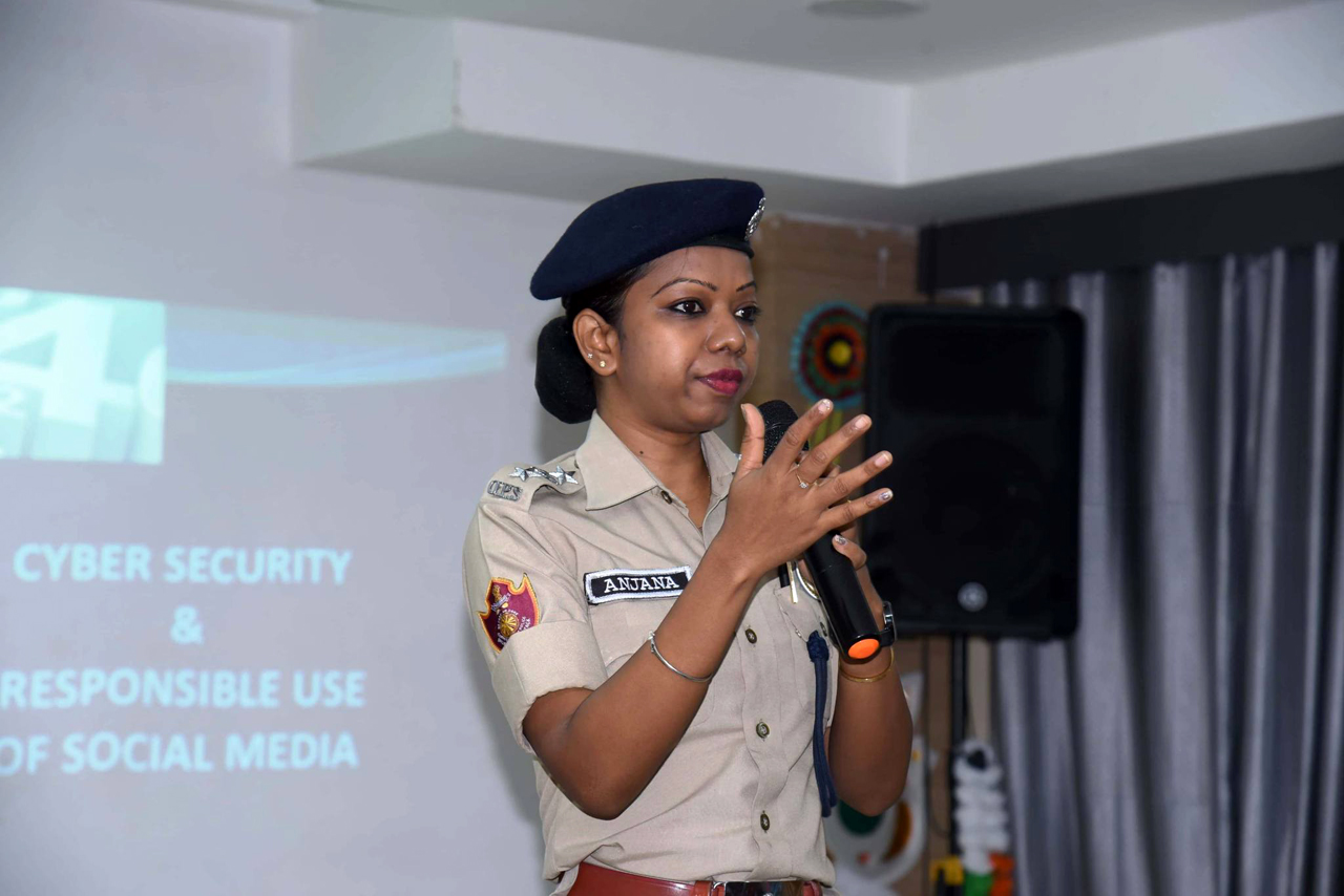 Police Commissionerate is thrilled to have ACP Anjana Tudu, OPS conduct a session on cybercrime awareness and responsible social media use at ODM School! Over 200 enthusiastic students learned invaluable lessons on 28th June 2024.