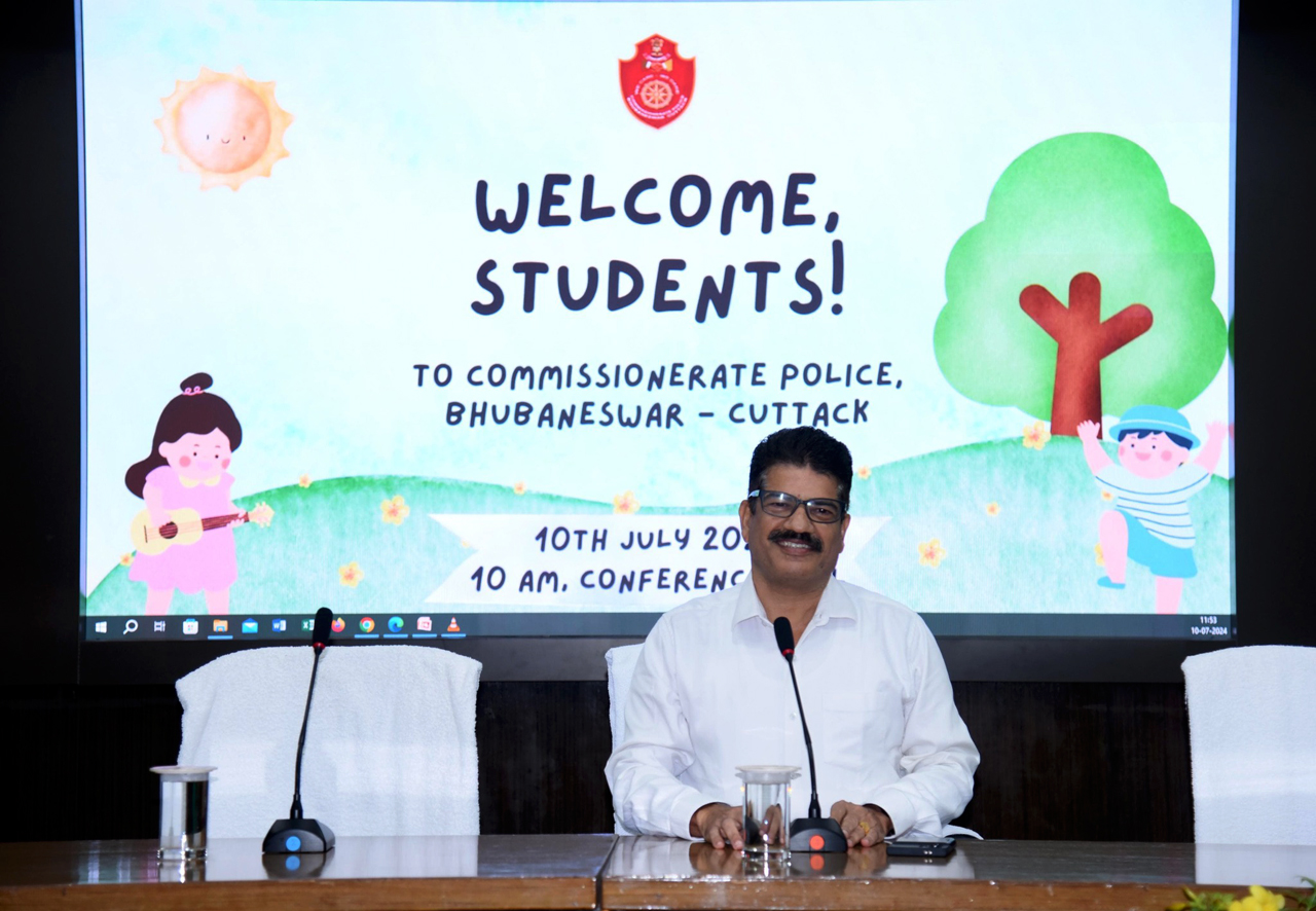 Commissionerate Police hosted 281 students and 12 faculty members from SAI International School on 10.07.2024 for an enlightening session on core police work, road safety, and online safety. Commissioner of Police Shri Sanjeeb Panda fostered an interactive dialogue, answering questions and highlighting the importance of safety and security in building a stronger, safer community.