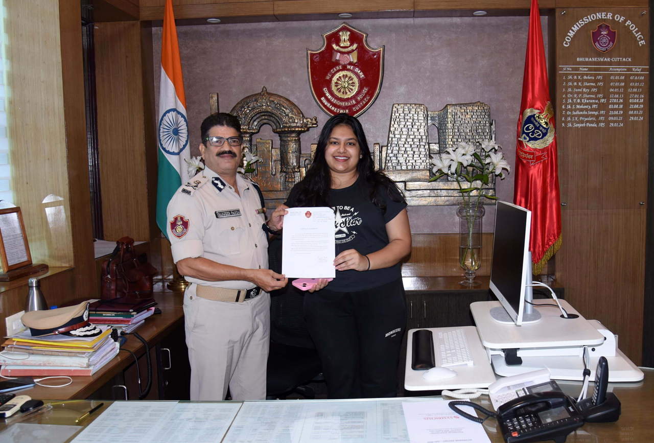 On 06.07.2024 15 Law under-Graduates (1. Sahil kumar Samal 2. Subham Patra 3. Bitihotra Routray 4. K Rupesh Reddy 5. R S Saswat 6.Suchismita Swain 7.Aditi Mohanty 8. Sonali Ishika Panigrahi 9. Ipshita Iswari Mohanty 10. Asaljya Nanda 11. Bijayeeni Pradhan 12. Senhanshi Manikpuri 13. Omkar Acharya 14. Subham Mohanty 15. MS Sajeetha Suman (KSOL) 16.Ankita Tripathy completed 4-week law internship course to acquire knowledge in the field of Criminal Case, Court, Judicial, and Licensing laws at the Police Commissionerate.