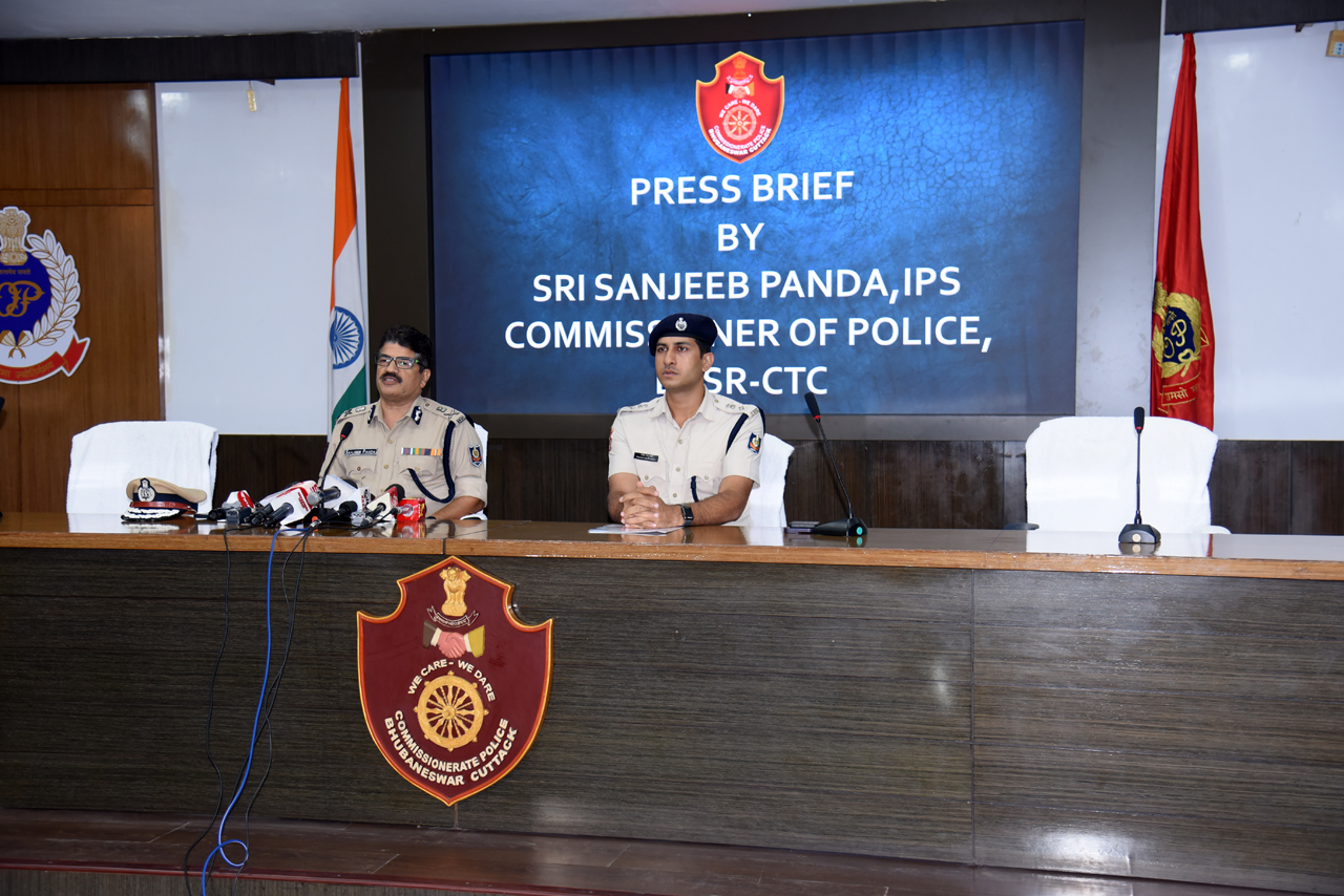 On 22.07.2024 a notorious gang targeting morning walkers for gold chains was apprehended by Commissionerate Police, BBSR-CTC. Operating across BBSR-Cuttack-Bhadrak-Balasore, they used motorcycles and “Katuri” (sharp dagger) to instill fear.