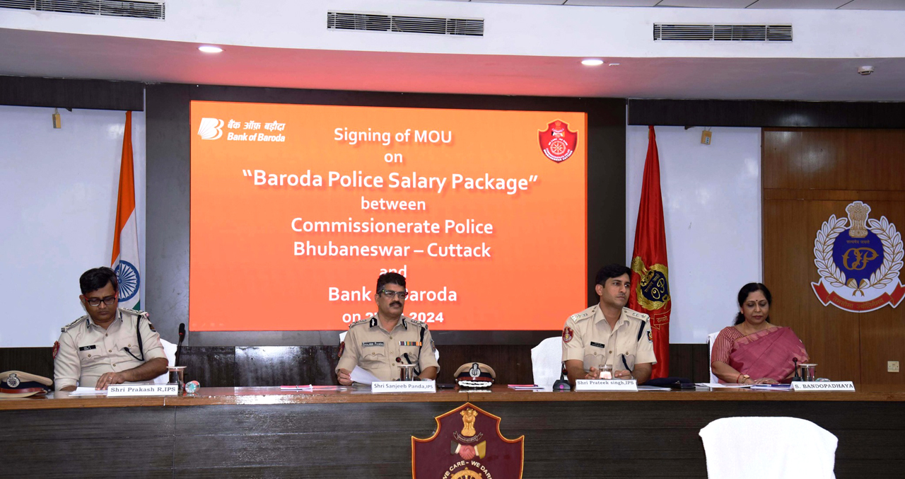 On 27.8.2024, the Commissionerate Police signed  MOU with the Bank of Baroda on the Salary Package. The MOU was signed in a function held at the Conference Hall of Commissionerate Police Headquarters. Sri Sanjeeb Panda, Commissioner of Police attended the function as chief guest. The function was attended by DCP Cuttack R Prakash, DCP Bhubaneswar Prateek Singh, GM Baroda Bank Ms Swapna Bandopadhyay,  Officers from Bank of Baroda and the Police Commissionerate.