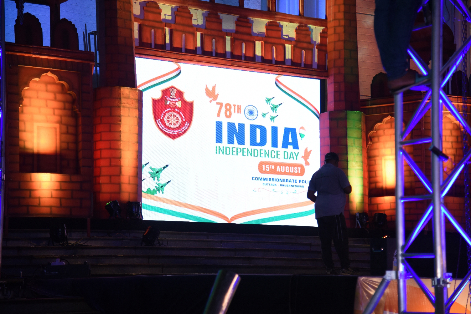 On 15.08.2024 Celebrating the 78th Independence Day at Police Sewa Bhawan, Bhubaneswar From 5 PM, witnessed a grand celebration with a Police band display, cultural performances, and award distribution to outstanding students of Basti & sports talent achievements. Addresses by Commissioner Sri Sanjeeb Panda & DCP Sri Prateek Singh & Maa Tujhe Salaam. Special performances by Ollywood stars Dipti Padhy, Antara Chakraborty, Sasanka Sekhar, and the RDX-BBSR Dance Group!