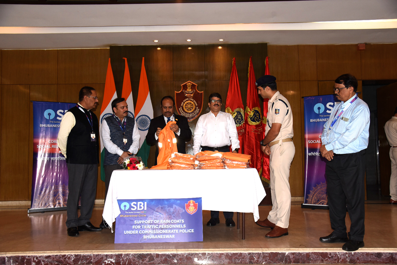 On 01.08.2024, over 450 raincoats provided by SBI, Bhubaneswar Circle with GM Network-1 Sri Appam Alam M, Manoj Kumar Singh (DGM & CDO), Alok Kumar Sinha (DGM RCWM), and Biswajit Mishra (AGM) were distributed to traffic personnel at Police Sewa Bhawan, BBSR lobby. This CSR activity aims to support our dedicated officers during rain showers. Present were DCP Sri Prateek Singh and Commissioner of Police Sri Sanjeeb Panda.