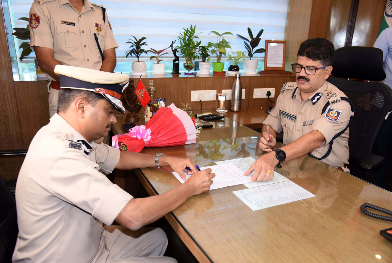 On 30.09.2024 New Beginnings started with Dr. Suresh Dev Datta Singh, IPS who assumed charge as the Commissioner of Police, Bhubaneswar-Cuttack, graciously received the responsibility from the former Commissioner of Police, Shri Sanjeeb Panda, IPS. A formal welcome with a Guard of Honour was made which marks the commencement of a dedicated tenure.