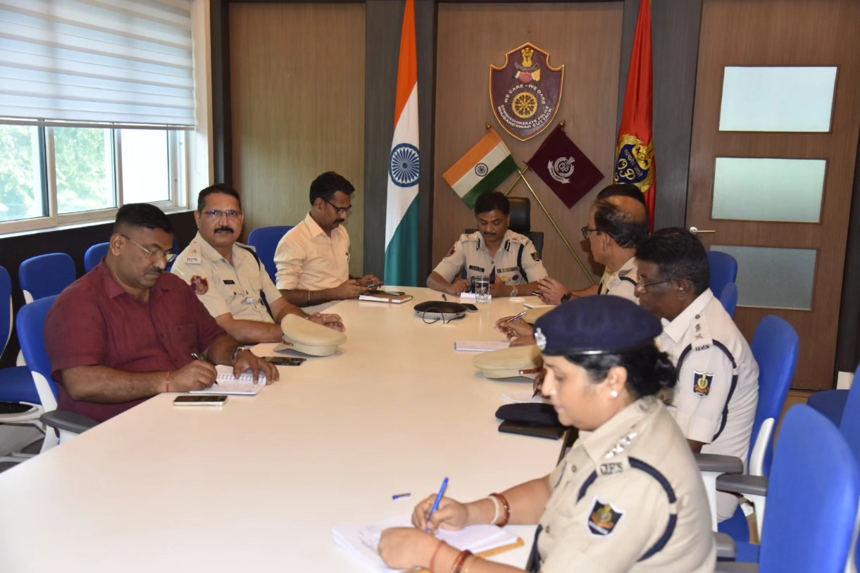 To combat expected cyclone, “Dana” Commissioner of Police, Sri Suresh Dev Datta Singh, IPS, held a video conference meeting on 22.10.2024 with all IICs of Bhubaneswar-Cuttack and field functionaries to prepare for the cyclone situation. Officers have been directed to stay alert, equipped and ready to ensure public safety and effective service. Coordination with relevant agencies will be prioritized to minimize impact. Let’s work together to protect our communities and stay prepared as per the checklist.