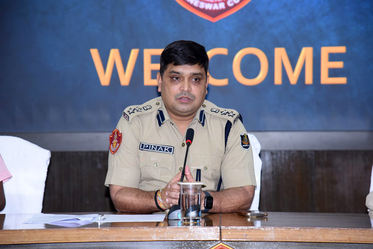 Ensuring a safe and peaceful Durga Puja: On 06.10.2024 DCP Shri Pinak Mishra, IPS, convened a meeting with police officials and Puja Committee members to discuss key strategies for public safety, maintaining law and order, ensuring peaceful immersion rituals, and smooth traffic flow during the festivities.