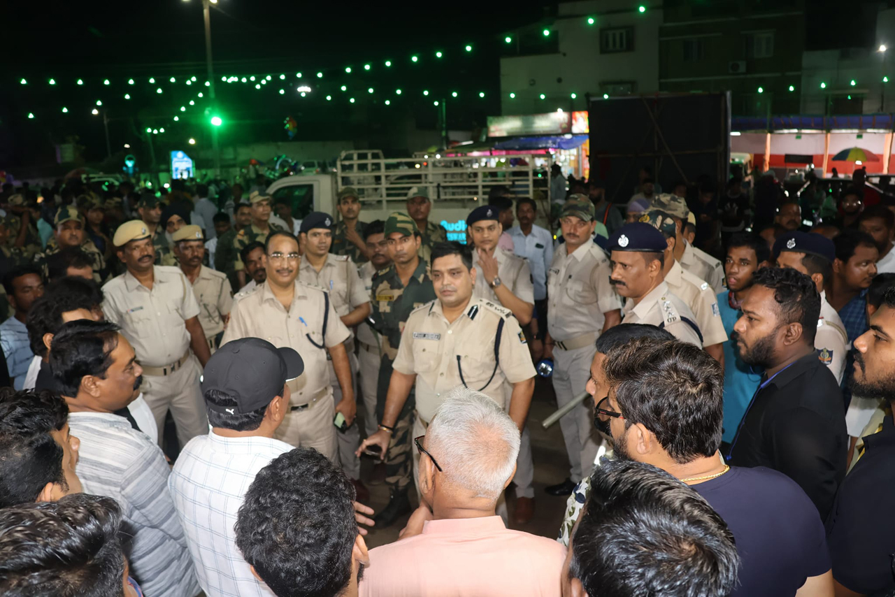 On 07.10.2024 Ahead of the upcoming Durga Puja 2024 festival, Bhubaneswar Police, led by DCP Shri Pinak Mishra, IPS, conducted a Flag March in the city to ensure public safety and maintain peace. Citizens are urged to stay vigilant and report any unlawful activities. Together, we can make the city safer for all.