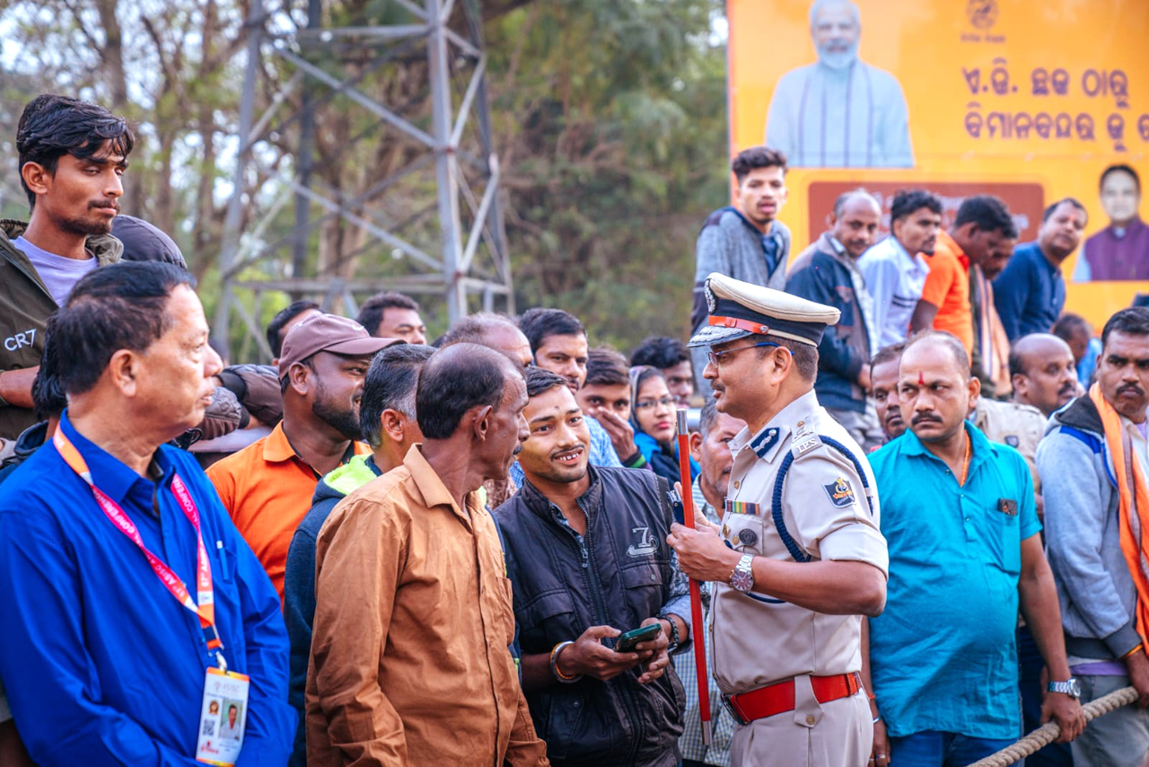 From directing traffic to assisting citizens, Commissionerate Police, along with the people of Bhubaneswar, is committed to ensure minimal disruption on the ground during the visit of high-profile delegates for the DGsP/IGsP Conference on 30.11.2024.