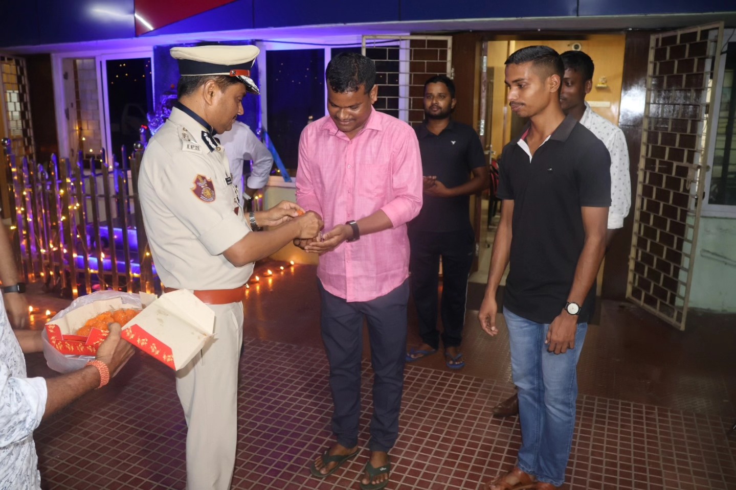 On 31.10.2024 Commissioner of Police, Sri Suresh Dev Datta Singh, IPS, and Sri Pinak Mishra, IPS, DCP Bhubaneswar, celebrated Diwali with the Traffic Police, sharing warm wishes. May this Diwali bring joy, unity, and prosperity to the Police family. Happy Diwali!